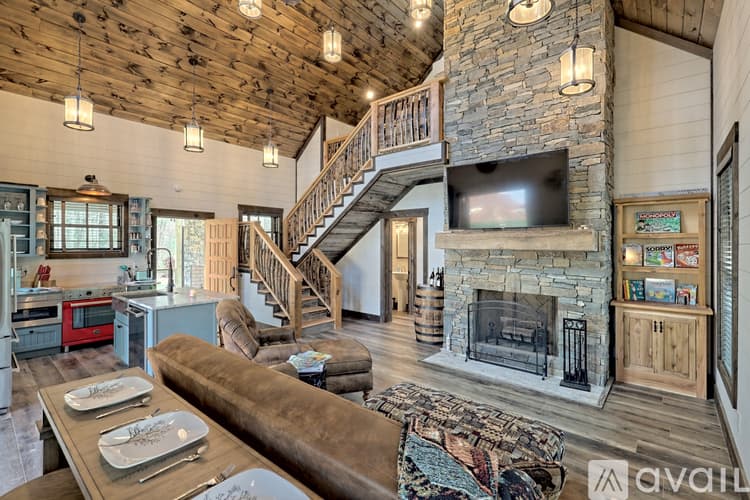 Clarkesville House: 4061 Old Historic U S 441