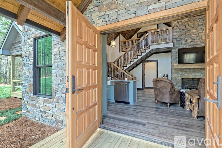 Clarkesville House: 4061 Old Historic U S 441