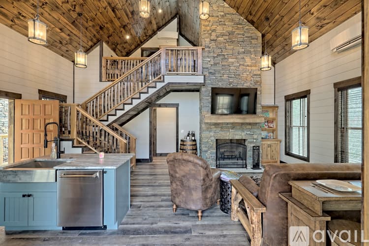 Clarkesville House: 4061 Old Historic U S 441