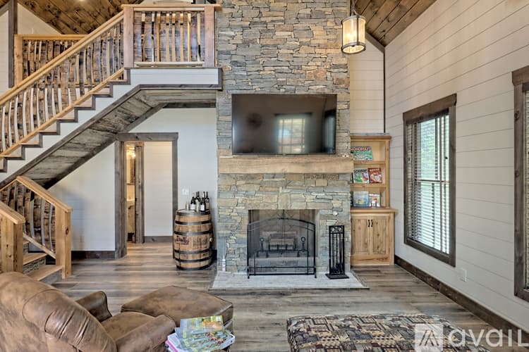 Clarkesville House: 4061 Old Historic U S 441