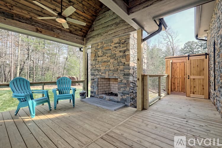 Clarkesville House: 4061 Old Historic U S 441
