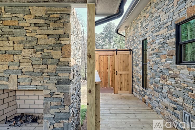 Clarkesville House: 4061 Old Historic U S 441