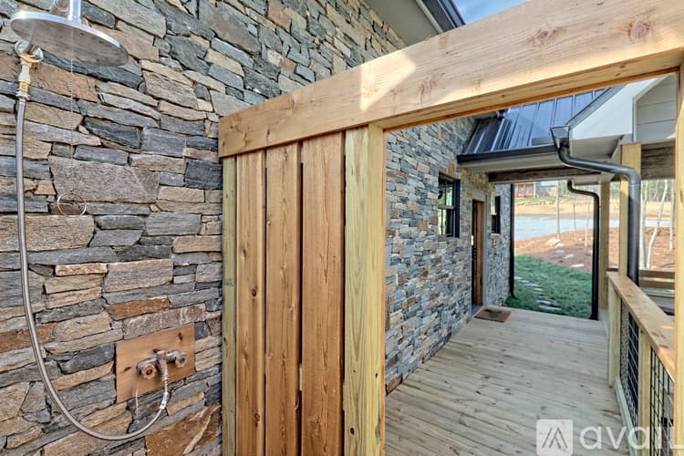Clarkesville House: 4061 Old Historic U S 441