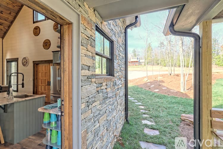 Clarkesville House: 4061 Old Historic U S 441