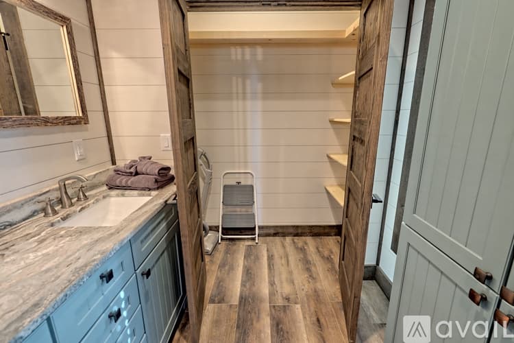 Clarkesville House: 4061 Old Historic U S 441