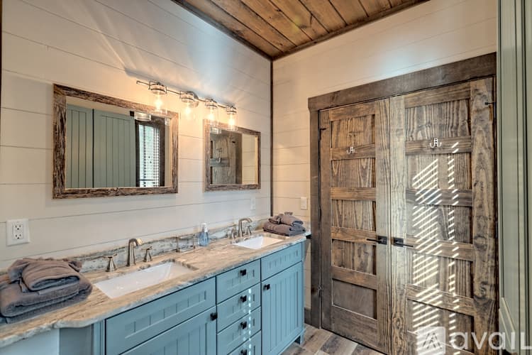 Clarkesville House: 4061 Old Historic U S 441