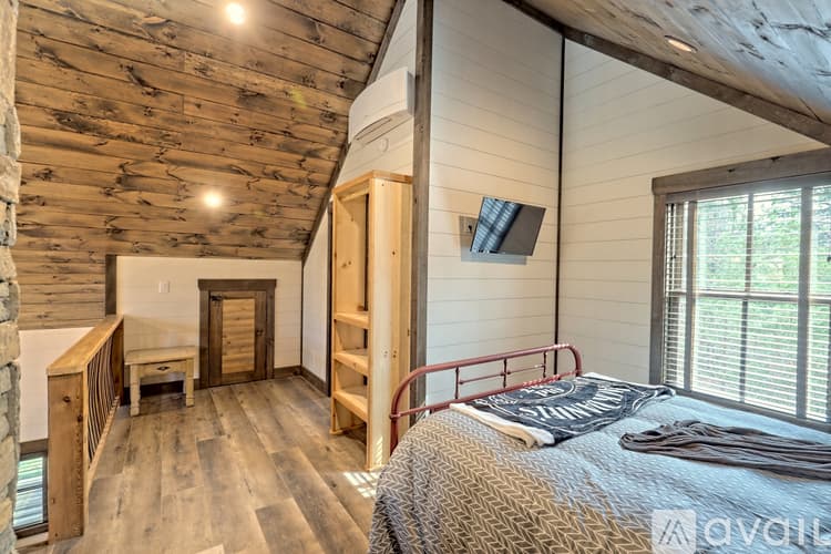 Clarkesville House: 4061 Old Historic U S 441