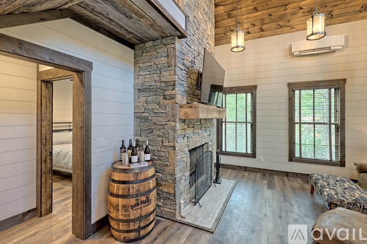 Clarkesville House: 4061 Old Historic U S 441