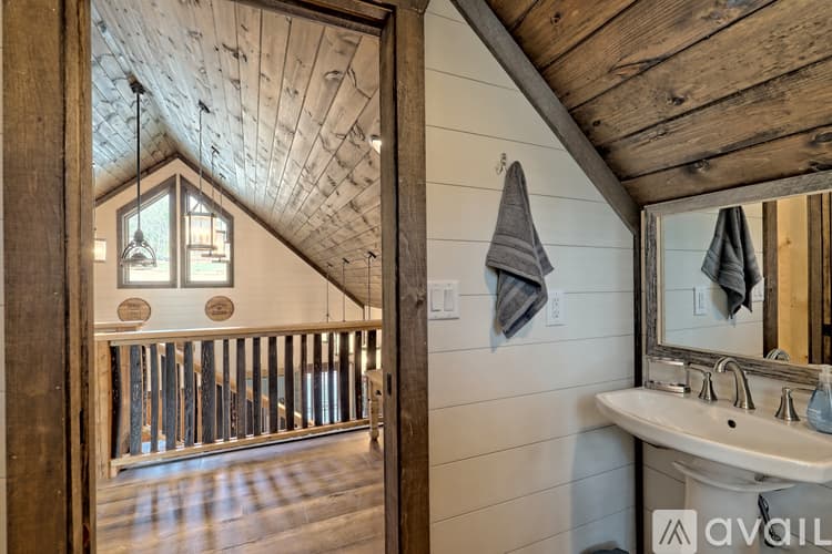Clarkesville House: 4061 Old Historic U S 441
