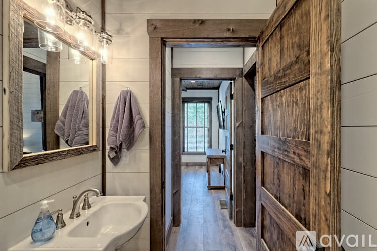 Clarkesville House: 4061 Old Historic U S 441