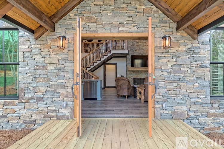 Clarkesville House: 4061 Old Historic U S 441