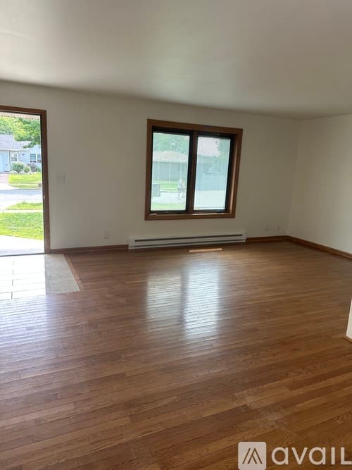 Eau Claire House: 3644 Livingston Lane