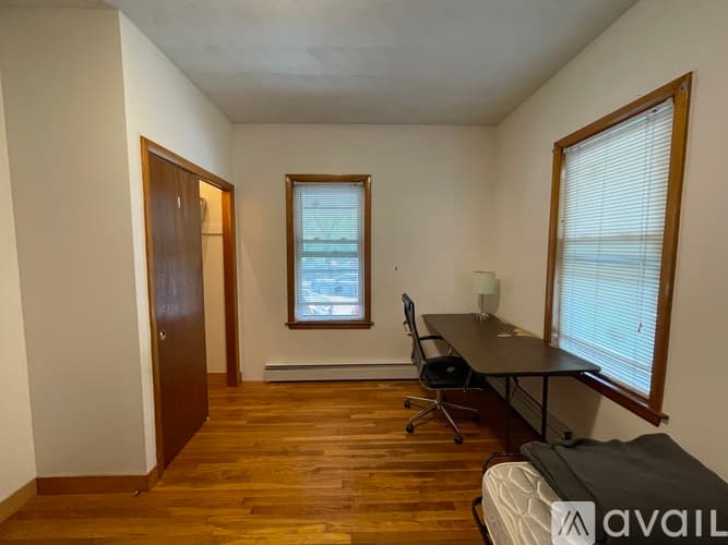 Somerville Apartment: 38 Craigie Street