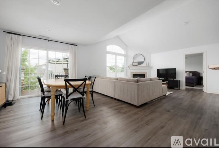 Columbus House: 3953 Rue De Brittany