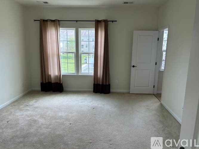 York Townhome: 1280 Rannoch Ln
