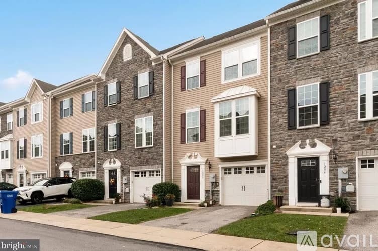 York Townhome: 1280 Rannoch Ln