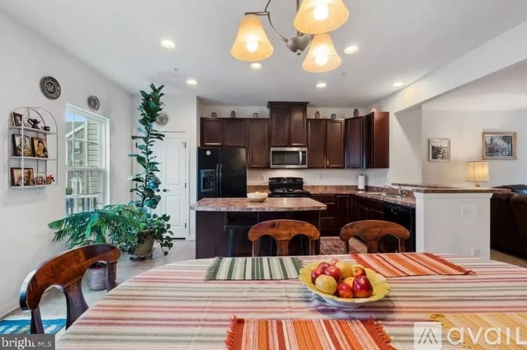 York Townhome: 1280 Rannoch Ln