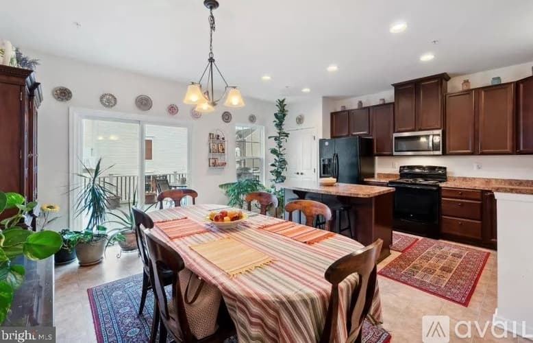 York Townhome: 1280 Rannoch Ln