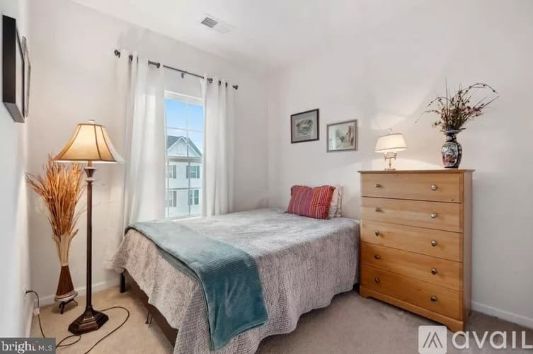 York Townhome: 1280 Rannoch Ln