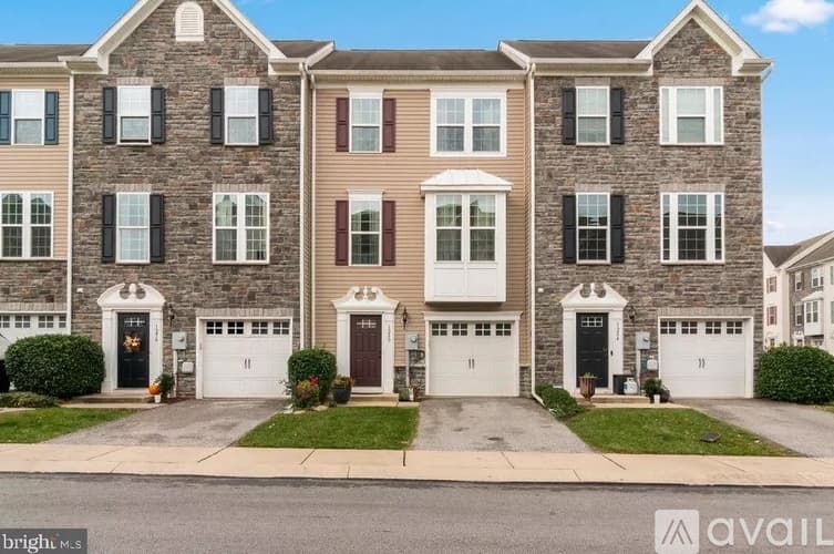 York Townhome: 1280 Rannoch Ln