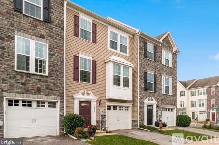 York Townhome: 1280 Rannoch Ln