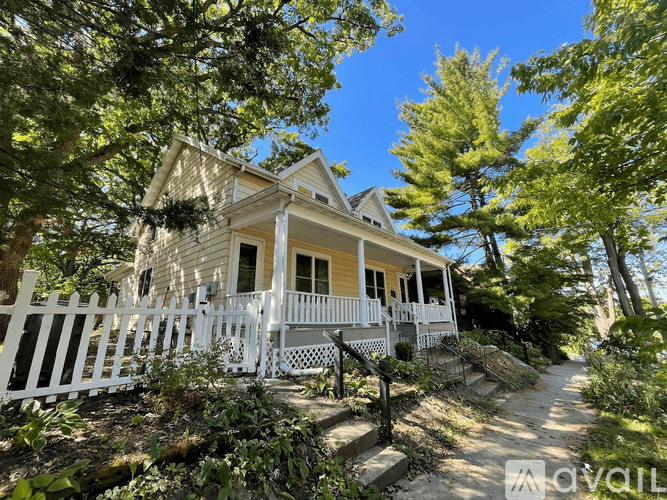 Madison Apartment: 214 N Dickinson St