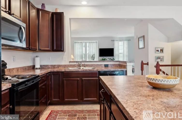 York Townhome: 1280 Rannoch Ln