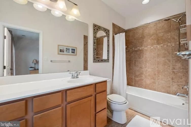 York Townhome: 1280 Rannoch Ln