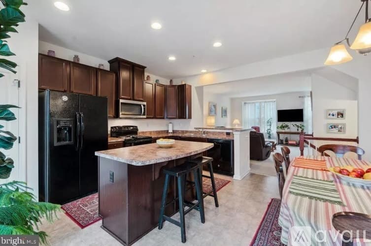York Townhome: 1280 Rannoch Ln