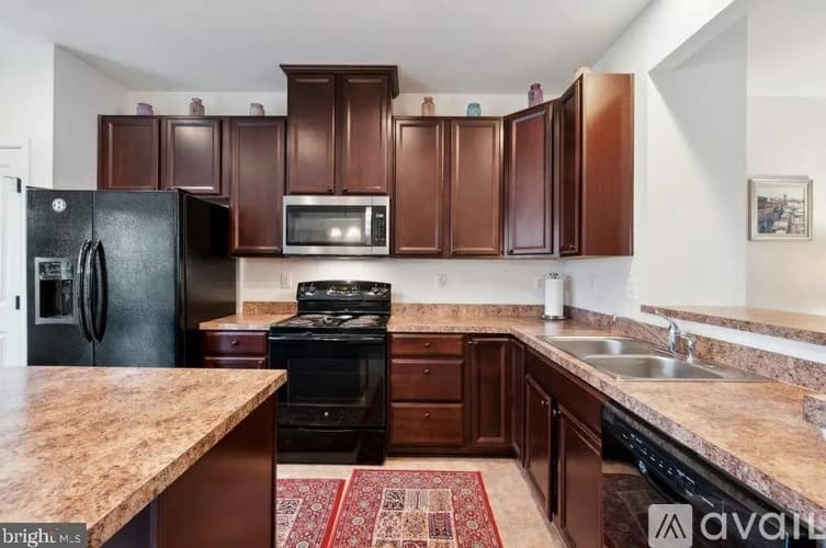 York Townhome: 1280 Rannoch Ln