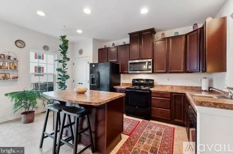 York Townhome: 1280 Rannoch Ln