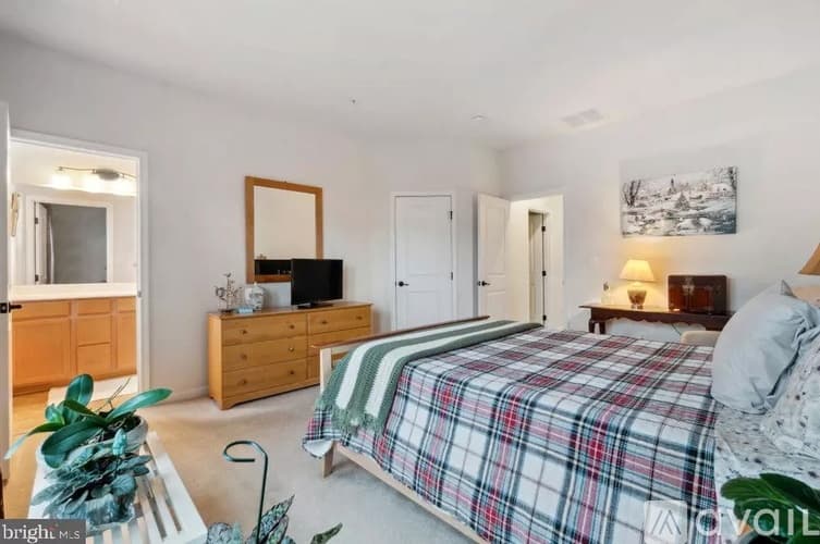 York Townhome: 1280 Rannoch Ln