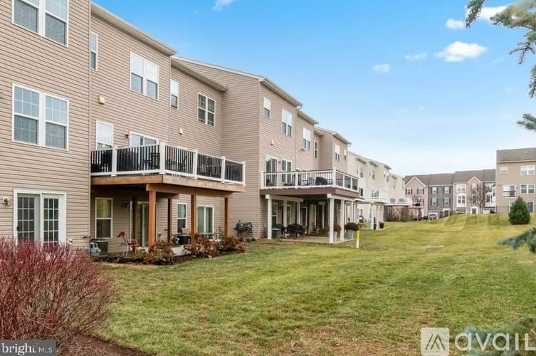 York Townhome: 1280 Rannoch Ln