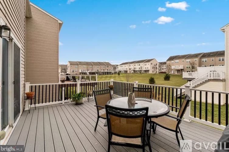 York Townhome: 1280 Rannoch Ln