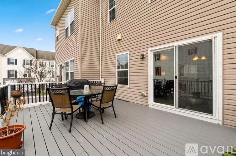York Townhome: 1280 Rannoch Ln