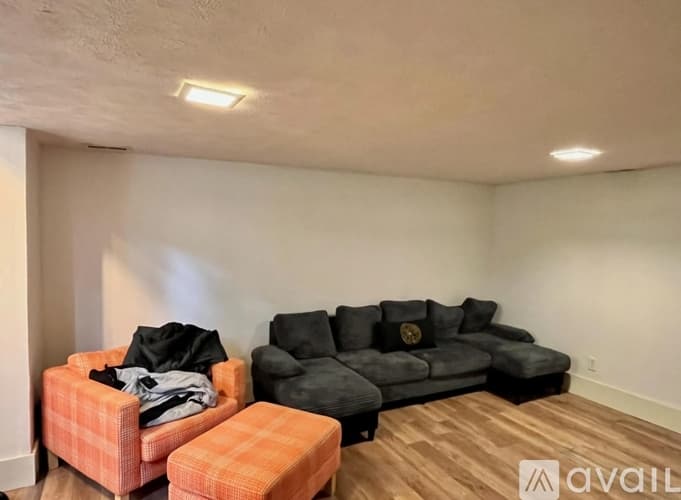 Lafayette Apartment: 715 North St