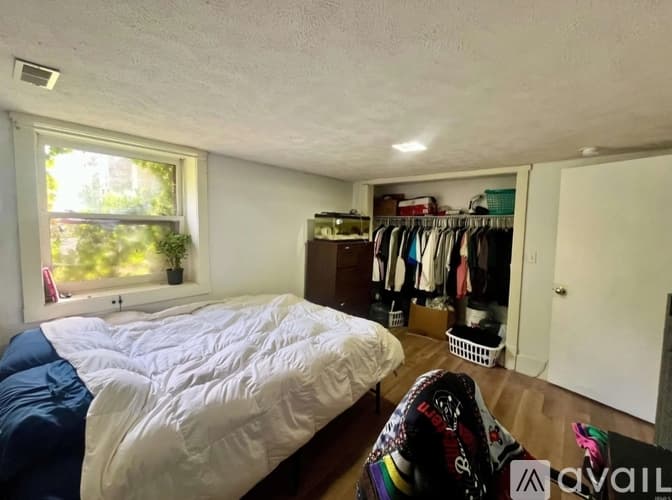 Lafayette Apartment: 715 North St