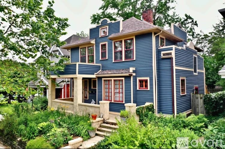 Lafayette Apartment: 715 North St