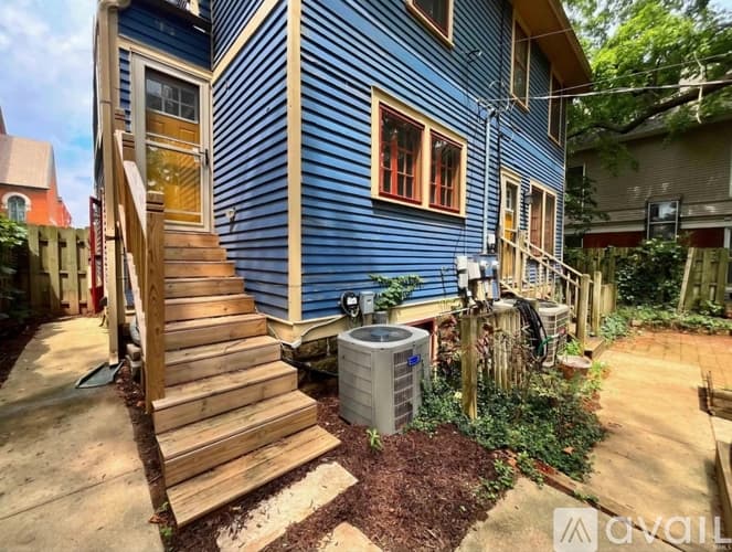 Lafayette Apartment: 715 North St