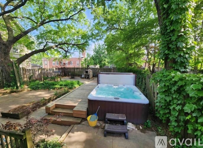Lafayette Apartment: 715 North St