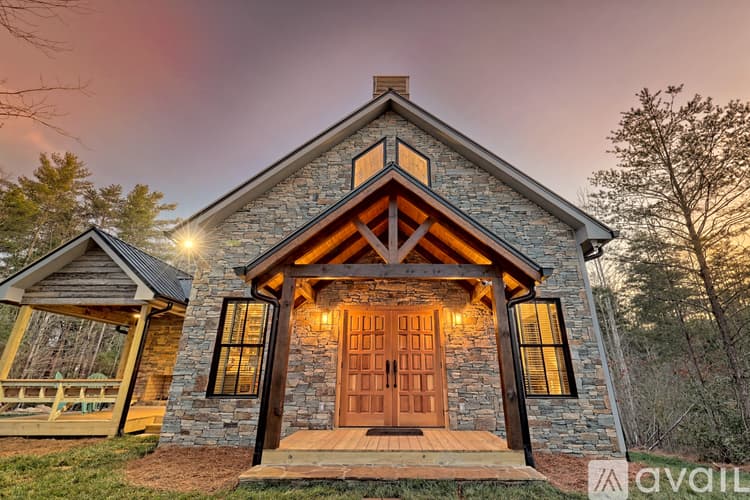 Clarkesville House: 4061 Old Historic U S 441