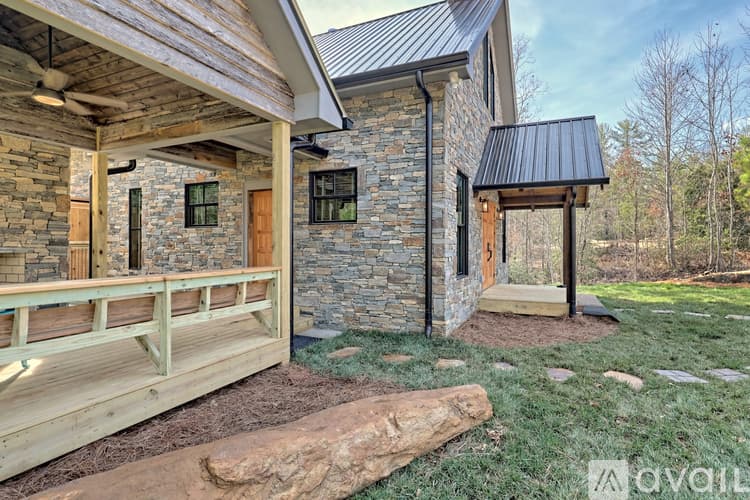 Clarkesville House: 4061 Old Historic U S 441