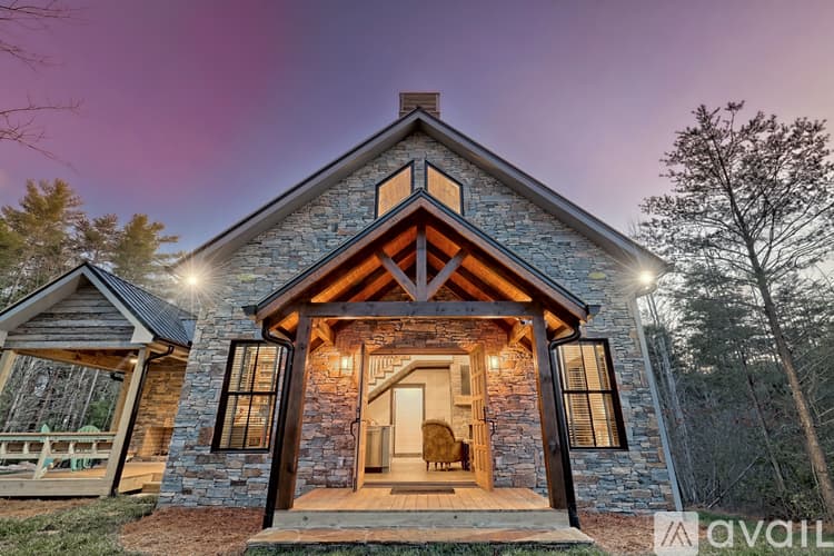 Clarkesville House: 4061 Old Historic U S 441