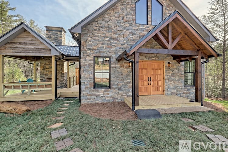 Clarkesville House: 4061 Old Historic U S 441