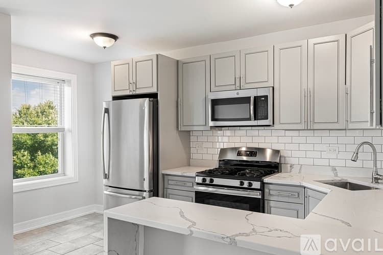 Chicago Apartment: 1521 W Sherwin Ave