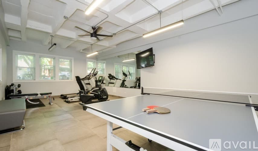 Chicago Apartment: 1521 W Sherwin Ave