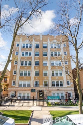 Chicago Apartment: 1521 W Sherwin Ave