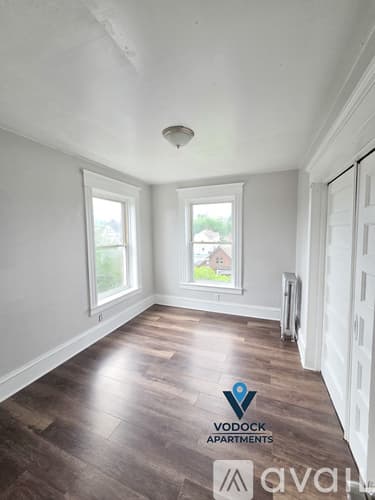 Holyoke Apartment: 214 Pine St