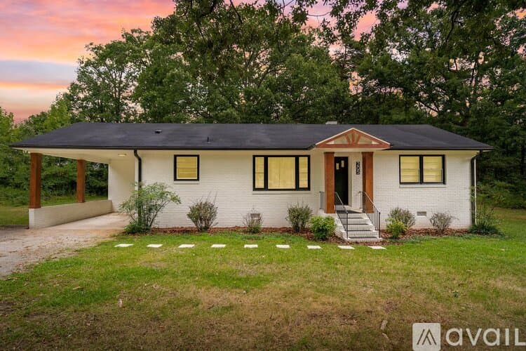 Greensboro House: 205 Buchanan Church Rd