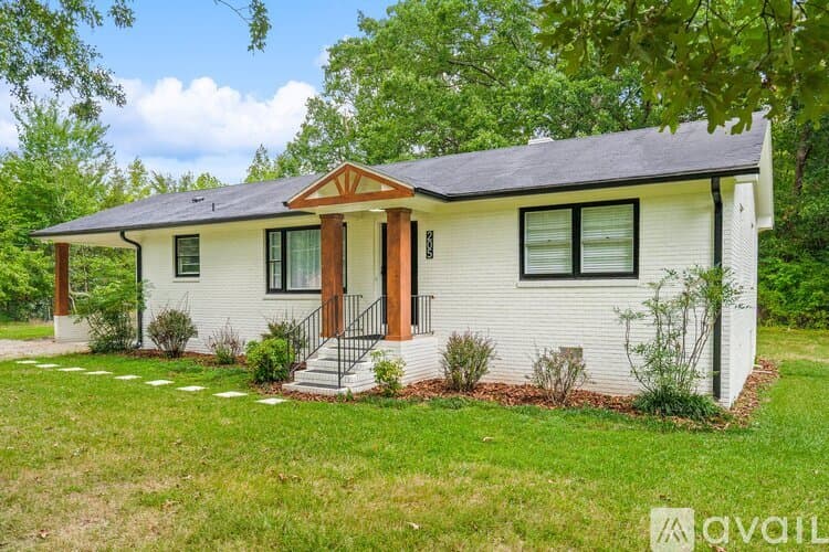 Greensboro House: 205 Buchanan Church Rd
